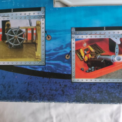 Playset Pirate Ship like new with 3 figures and cannon