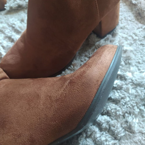 Suede tabba ankle boots like new with medium heel size 37