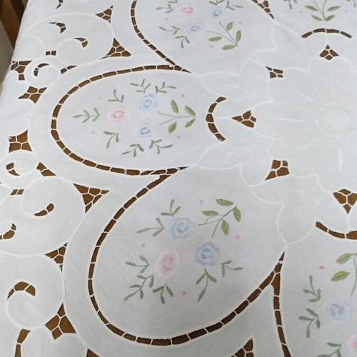 Tablecloth with 3 squares like new, white with embroidery and cutwork