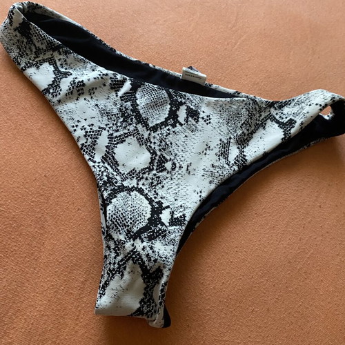 Bluepoint women's swimsuit like new, adjustable straps, size M