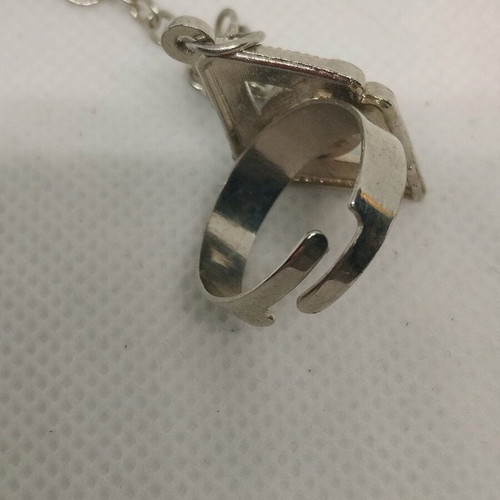 Bracelet ring used with emerald-colored stones