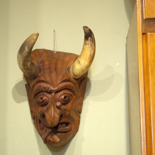 Παραδοσιακή ξύλινη μάσκα Krampus μεταχειρισμένη με κέρατα