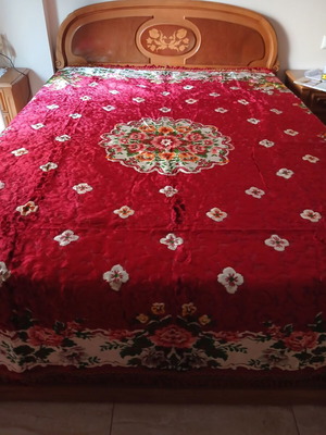 Velvet vintage quilt set with two pillowcases, burgundy