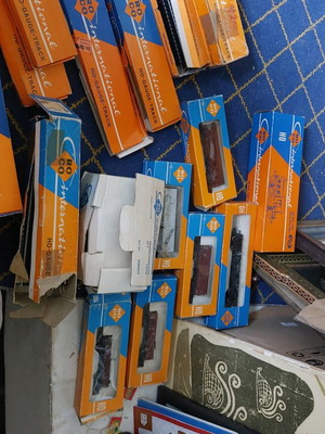 Roco train engine with wagons and electric tracks, package in excellent condition