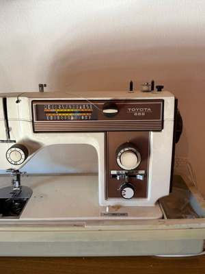 Toyota 888 sewing machine like new