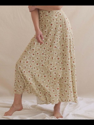 Floral wrap skirt like new, lightweight fabric