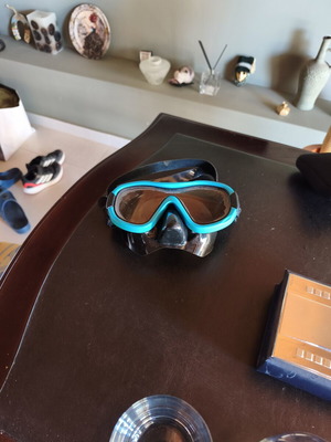 Wave snorkeling mask used, tempered glass lens