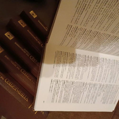 Hyper Dictionary of Modern Greek Language like new, 6 hardcover volumes