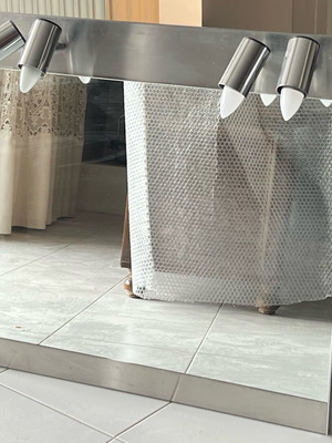 Επιτοίχιος καθρέπτης μπάνιου σαν καινούργιος με ανοξείδωτο ατσάλι και φωτιστικά σποτ