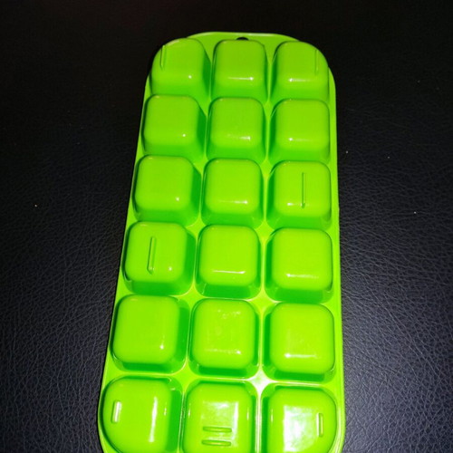 Plastic ice cube tray like new