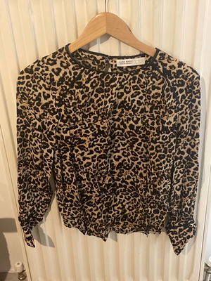 Zara thin leopard blouse used with leatherette details size Medium