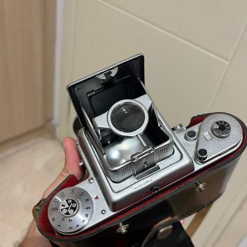 Pentacon Six TL used with Carl Zeiss Biometar 80mm f2.8 and TTL Prism Finder