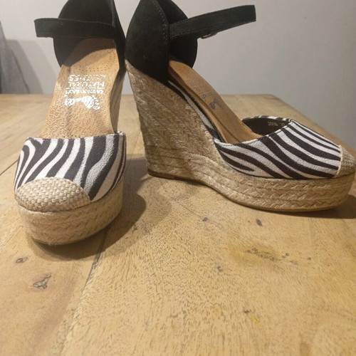 Espadrilles like new with animal print design and suede texture