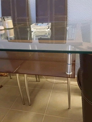 Γυάλινο τραπέζι τραπεζαρίας σαν καινούργιο με μοντέρνο σχεδιασμό