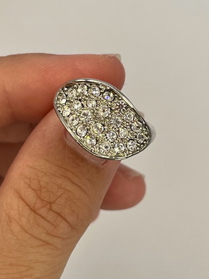 Ring used with oval rhinestones silver color