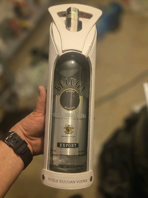 Βότκα Beluga νέα, συλλεκτική έκδοση με λευκή δερμάτινη θήκη