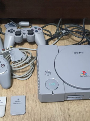 Конзола PlayStation (PS1) употребявана с 2 карти памет и контролери