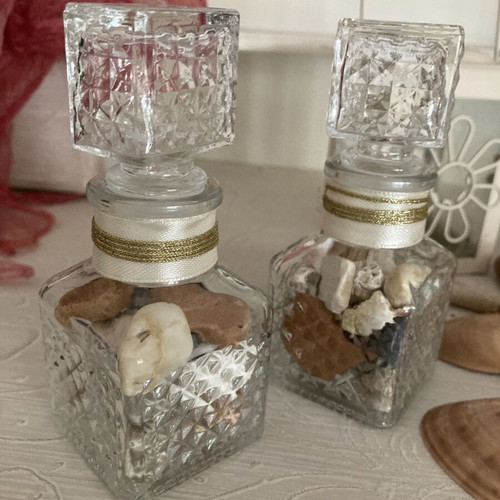 Decorations with seashells and sea stones, used