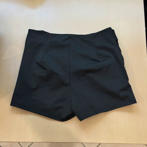 Shorts Shein black with side ruching and zipper like new, size L