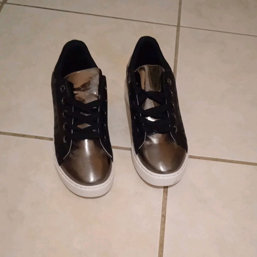 Sneakers (code 93)