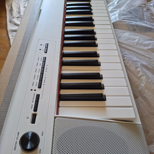Yamaha NP-32 digital piano white, new, 76 keys