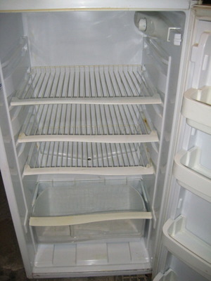 Indesit fridge freezer used, white, 200lt capacity, no frost