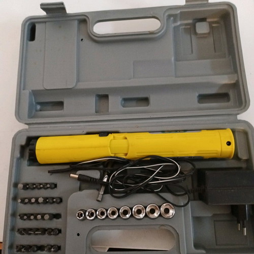 Επαναφορτιζόμενο ηλεκτρικό κατσαβίδι Skarmax 4.8V σαν καινούργιο με 8 καρυδάκια και 27 μύτες
