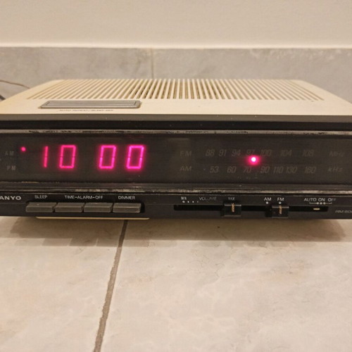SANYO RM-6000 US AM/FM digital clock radio used, vintage