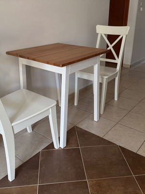 Τραπέζι με δύο καρέκλες σετ σαν καινούργιο, IKEA PINNTORP και INGOLF
