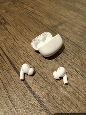Edifier TWS330 earbuds used with cracks and charging issues