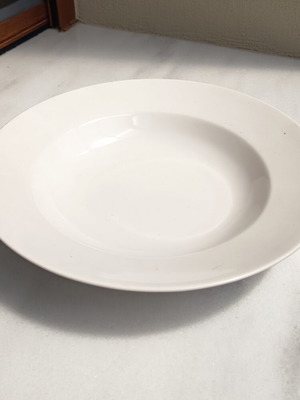 White shallow bowl like new, 31 cm diameter, salad serving