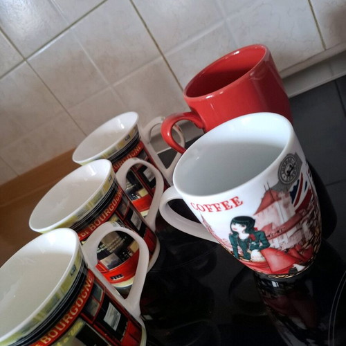 Coffee/tea mugs set of 5 like new with various designs