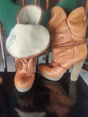 Μποτάκια Miss Sixty Νο 40 μεταχειρισμένα με γούνα και ψηλό τακούνι