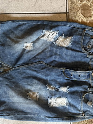 Denim skirt like new, above knee with buttons and rips, size M