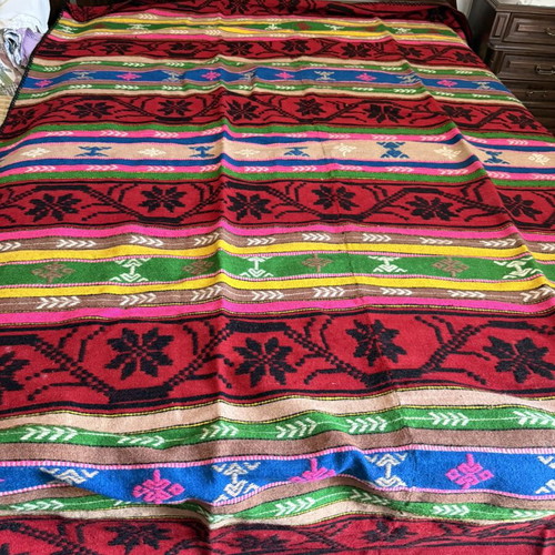 Handmade woven rug like new 1.75x2.55