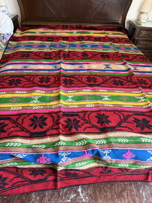 Handmade woven rug like new 1.75x2.55
