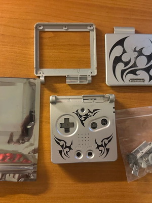 Пластмасови части за Game Boy Advance SP употребявани, в средно състояние