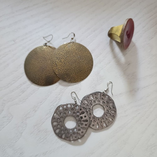 Metallic stainless steel youthful earrings and original ring like new, red and silver
