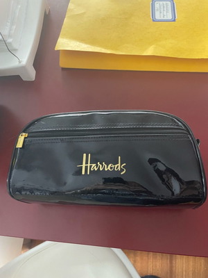 Harrods νεσεσέρ μαύρο σε πολύ καλή κατάσταση με χρυσές λεπτομέρειες