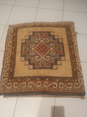 Floor cushion like new with geometric patterns