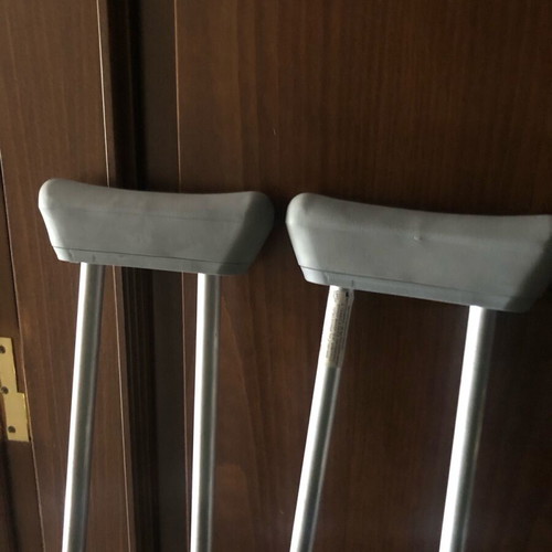 Crutches like new, used a few days