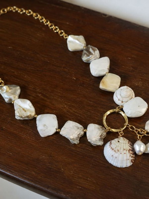 Necklace with shells and pearls, stainless steel