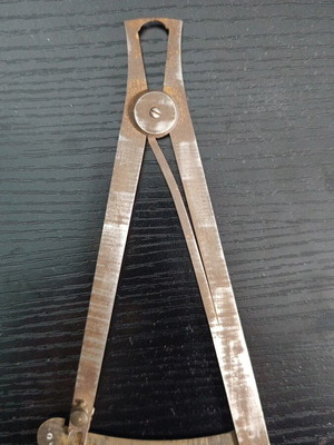Metal thickness gauge used with bronze scale