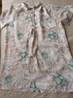 Women's short nightgown medium used, printed with satin details