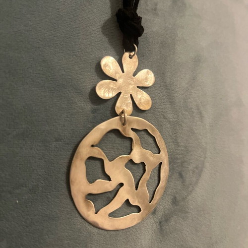 Silver 925 necklace like new with big flower