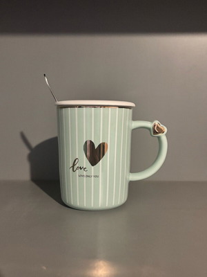 Mug with golden heart, lid and spoon new
