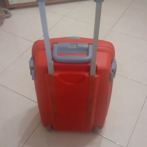 Plastic suitcase used, red, with wheels, dimensions 19×14×4 cm, lockable