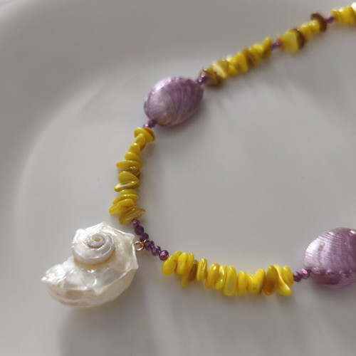 Necklace with shell chips in lilac and yellow, new