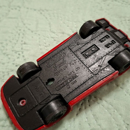 Ferrari F40 1988 Matchbox collectible like new, scale 1:39