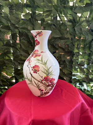 Vintage porcelain vase with floral Asian design like new condition